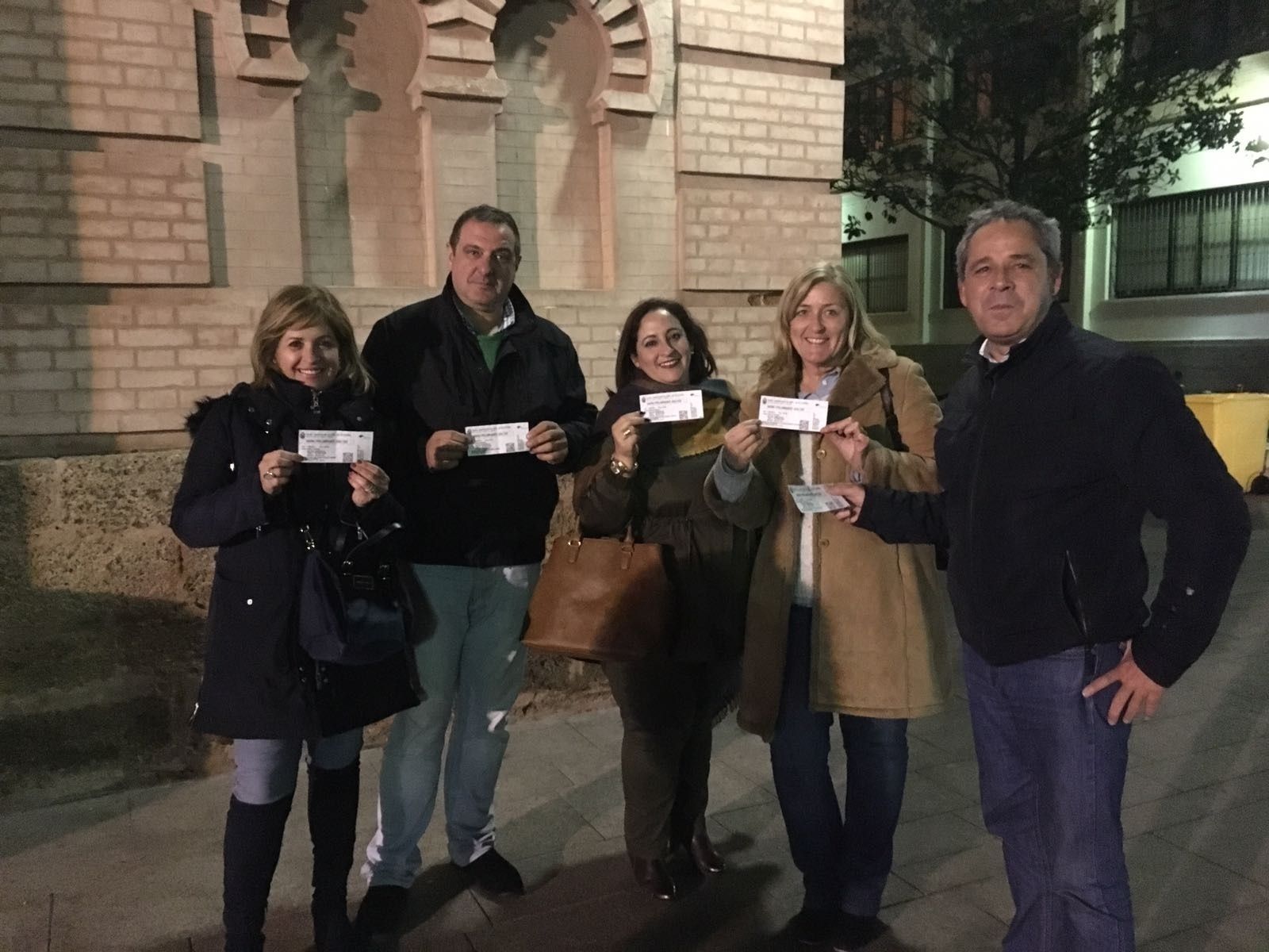 Cinco de los miembros del Jurado Diario, tras obtener su abono hace unos días, ante el Teatro Falla.
