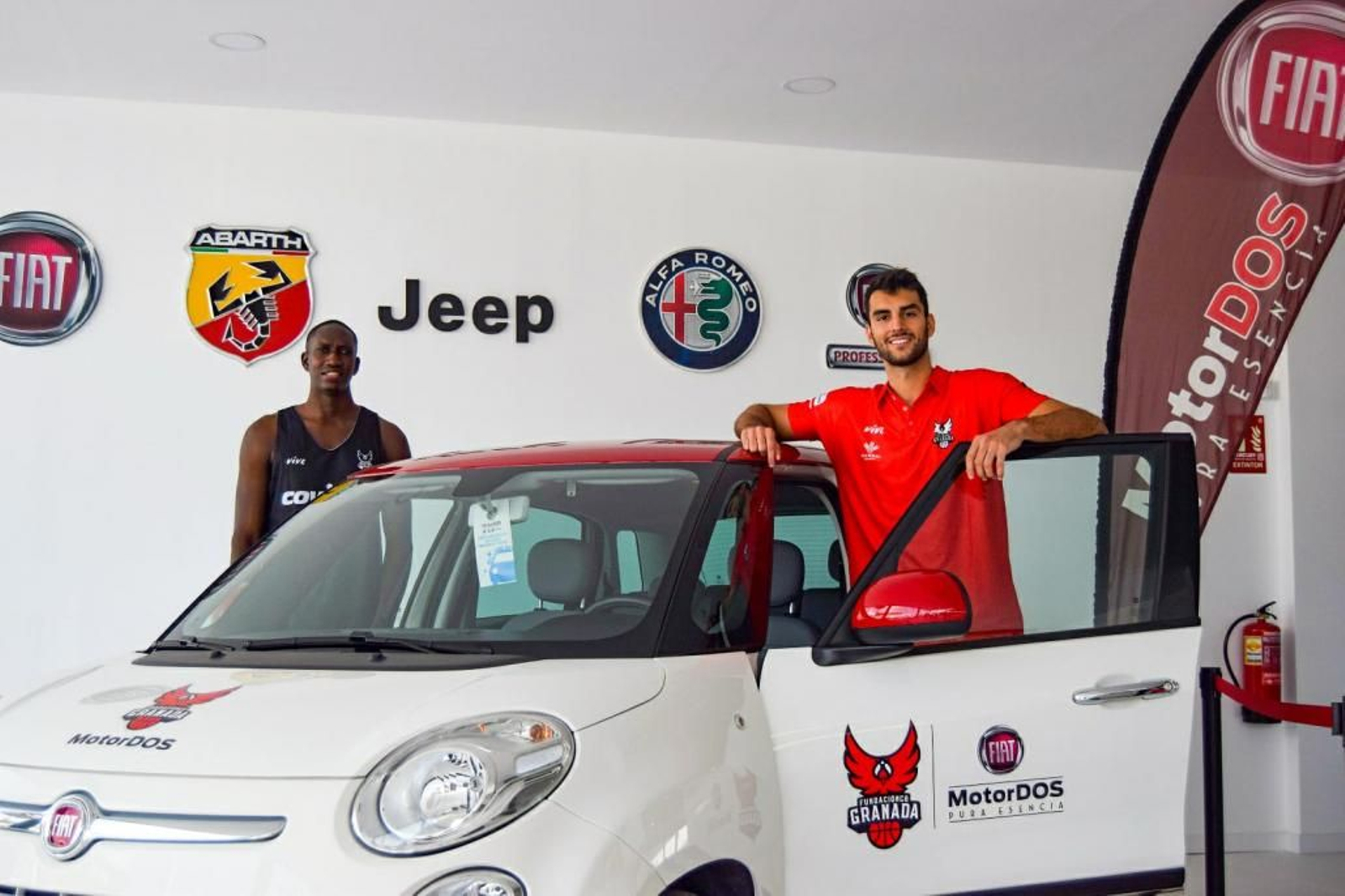 Mamadou Niang y Jacobo Díaz posan en MotorDos con uno de los vehículos.