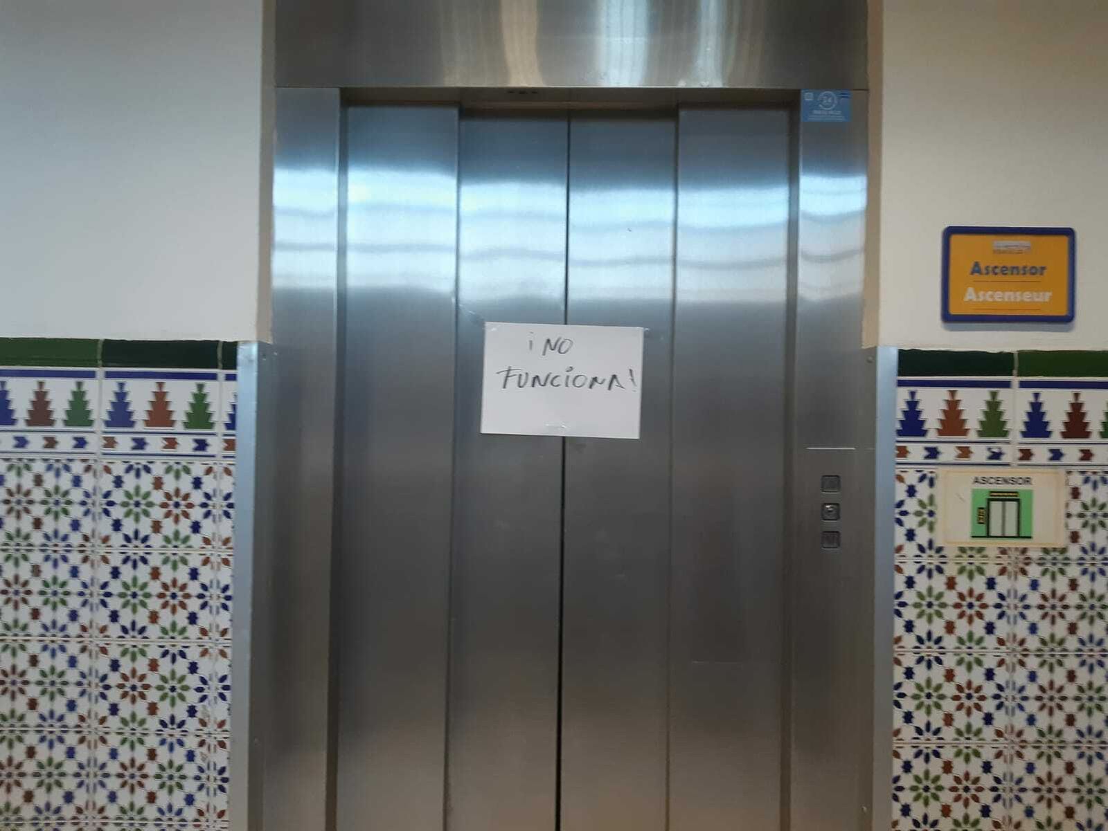 Imagen del ascensor averiado en el colegio Victoria Kent.