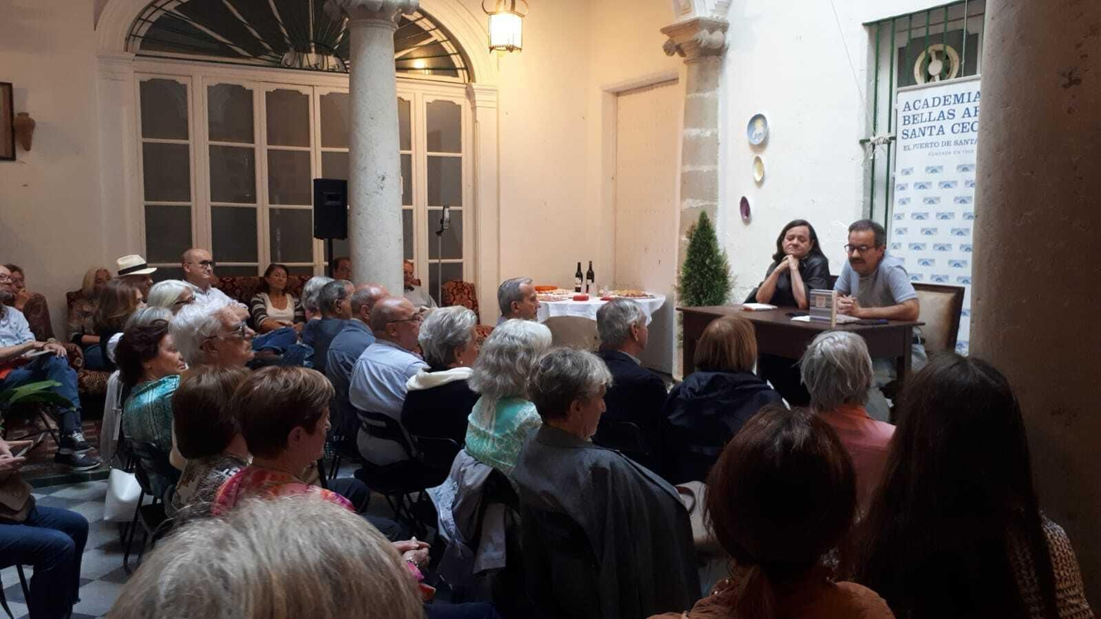 El patio de la Academia de Bellas Artes, lleno de público en la presentación del libro 'Maternidad'. El patio de la Academia de Bellas Artes, lleno de público en la presentación del libro 'Maternidad'.