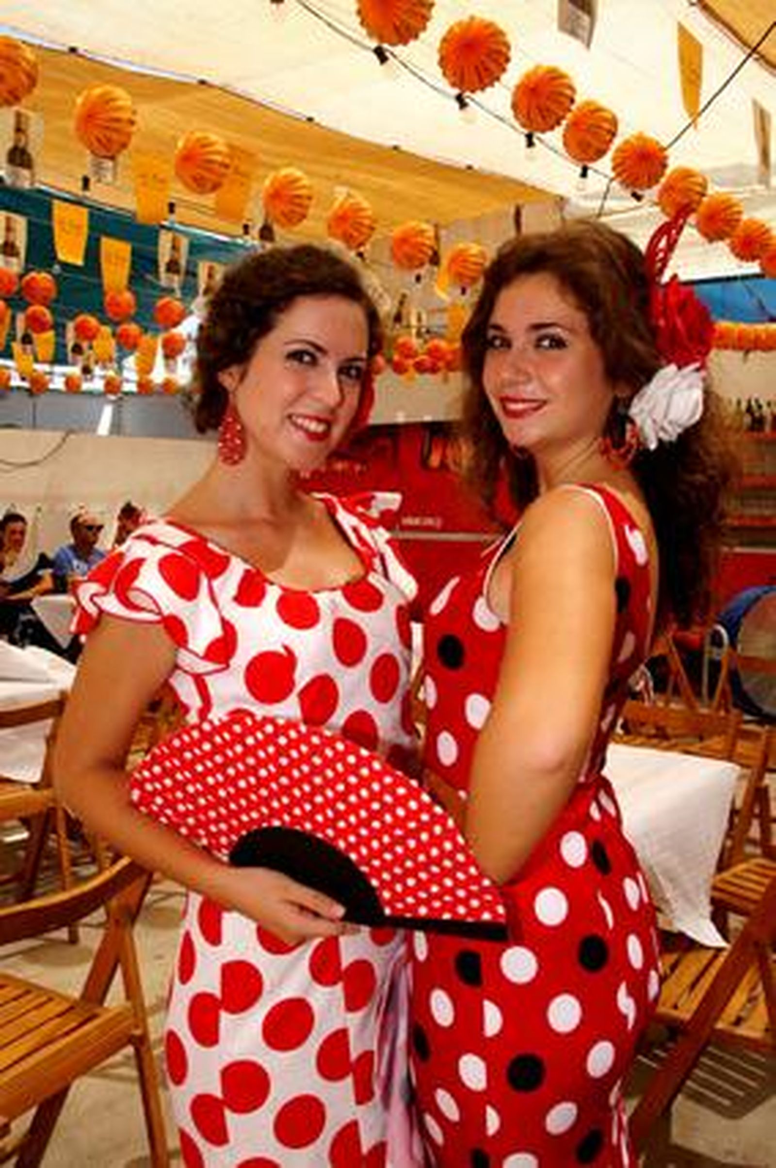 Las hermanas Julia y Victoria Nieto en el Cortijo de Torres. 

Foto: Punto Press