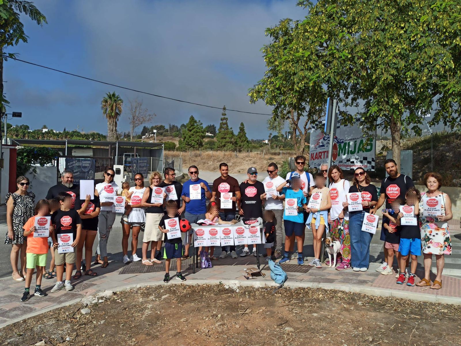 La mesa informativa celebrada en las puertas del karting.