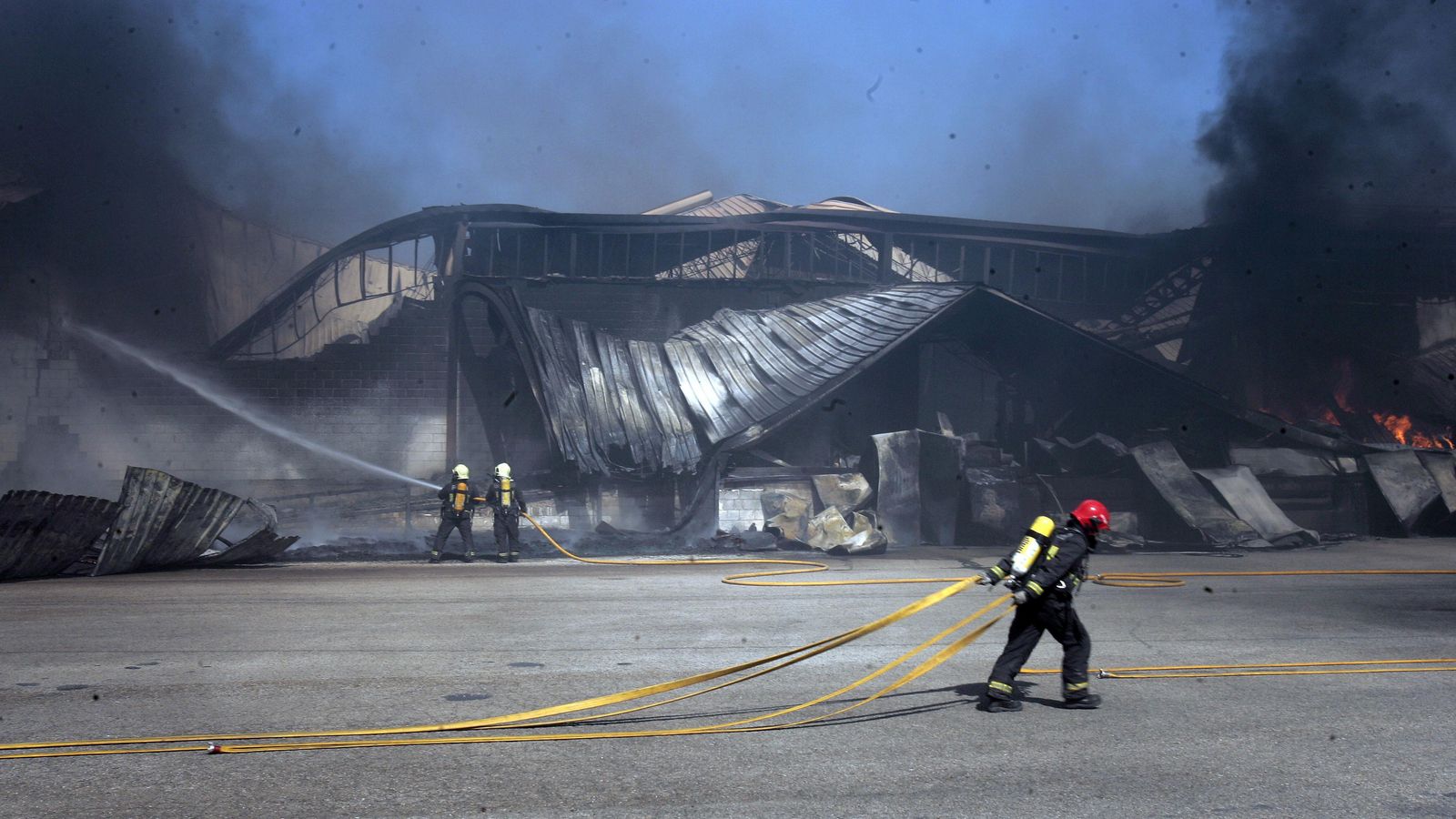 Bomberos de la provincia intervienen en el incendio de un almacén de fruta en Mairena del Alcor
