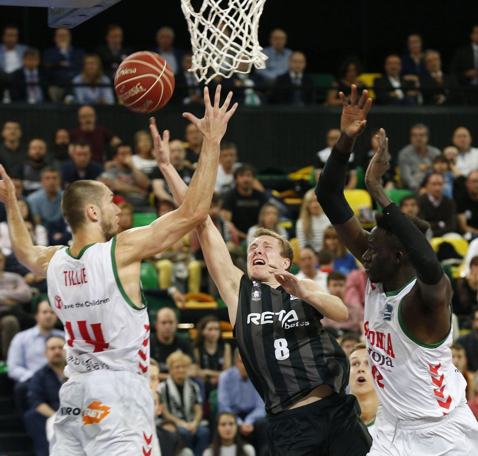 Borg lanza presionado por Tillie y Diop.