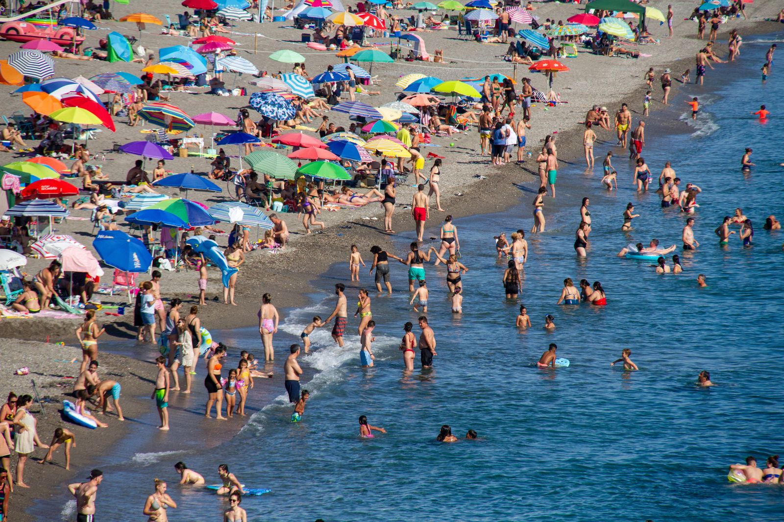 Bañistas en la playa de Salobreña, este verano.