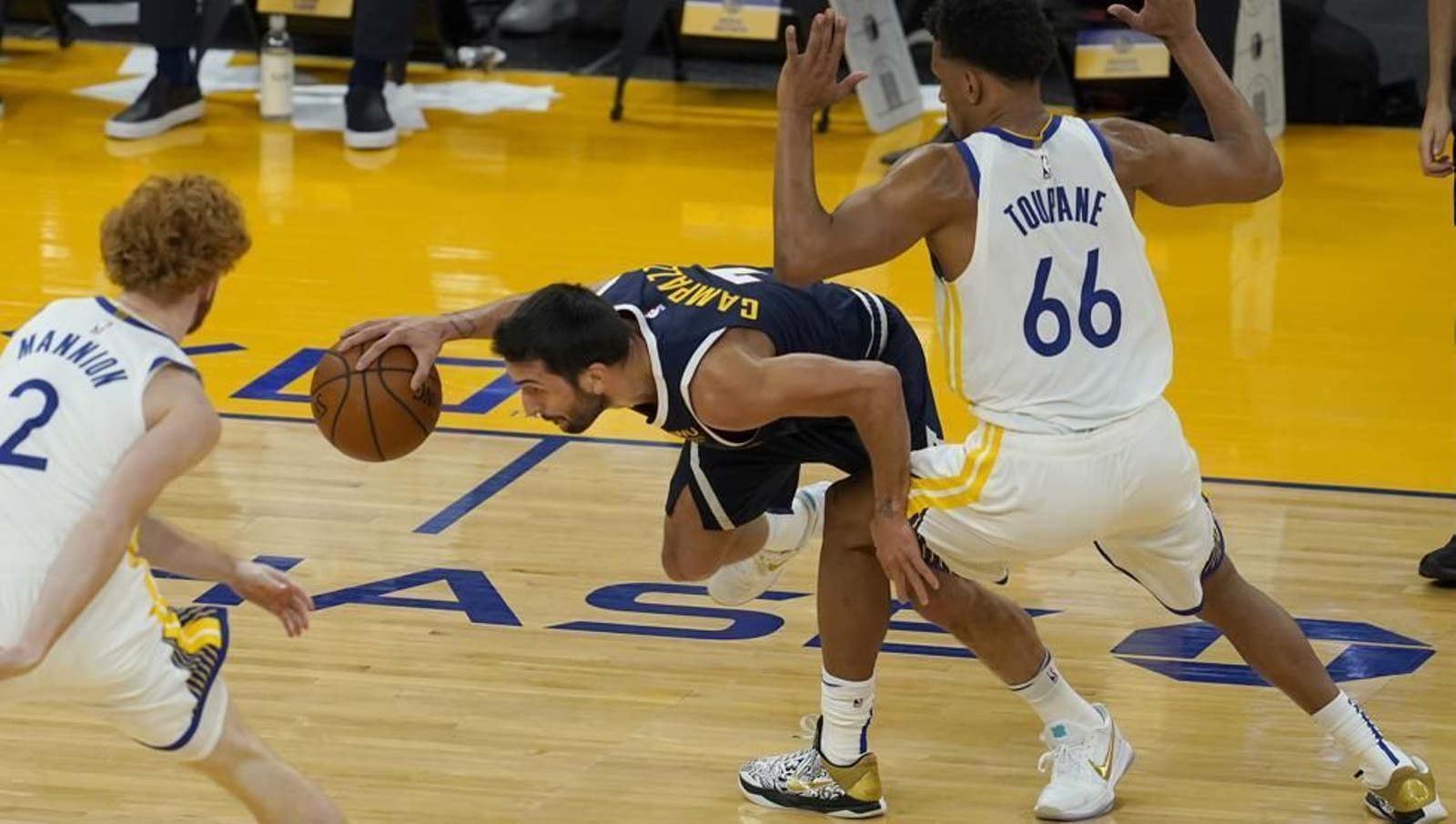 Axel Toupane defiende a Campazzo.