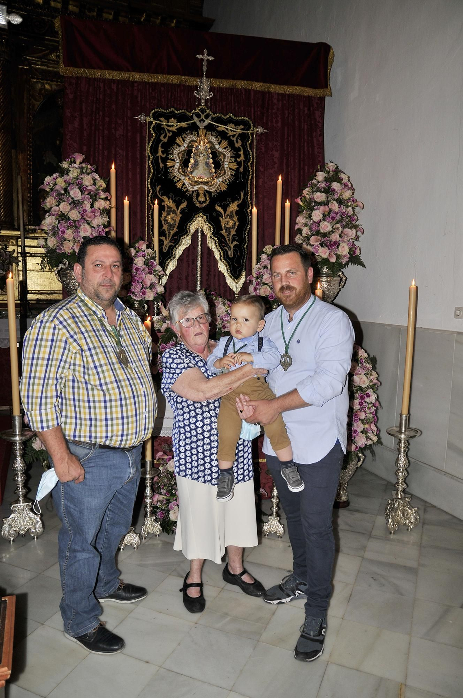 Esperanza Aguilera con su hijo, nieto y biznieto.