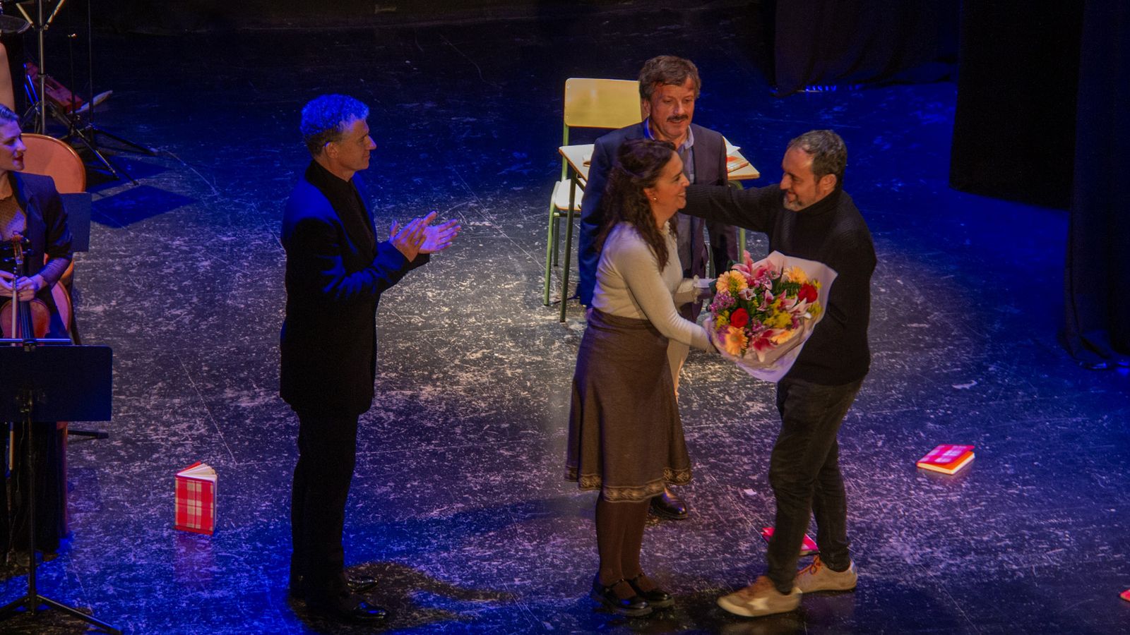 El concejal de Cultura entregando un ramo a la soprano