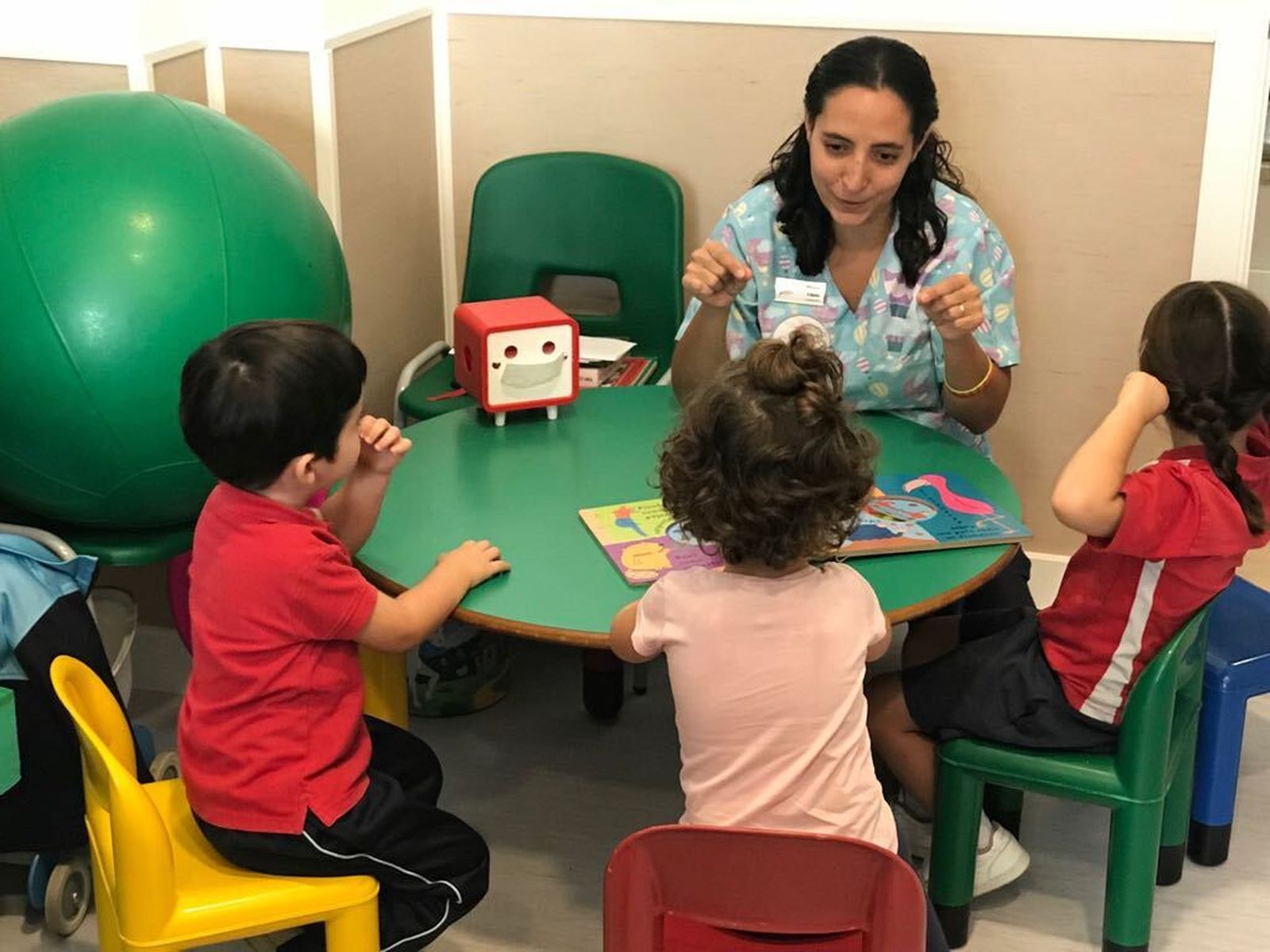 Una monitora de Atención Temprana en plena actividad.