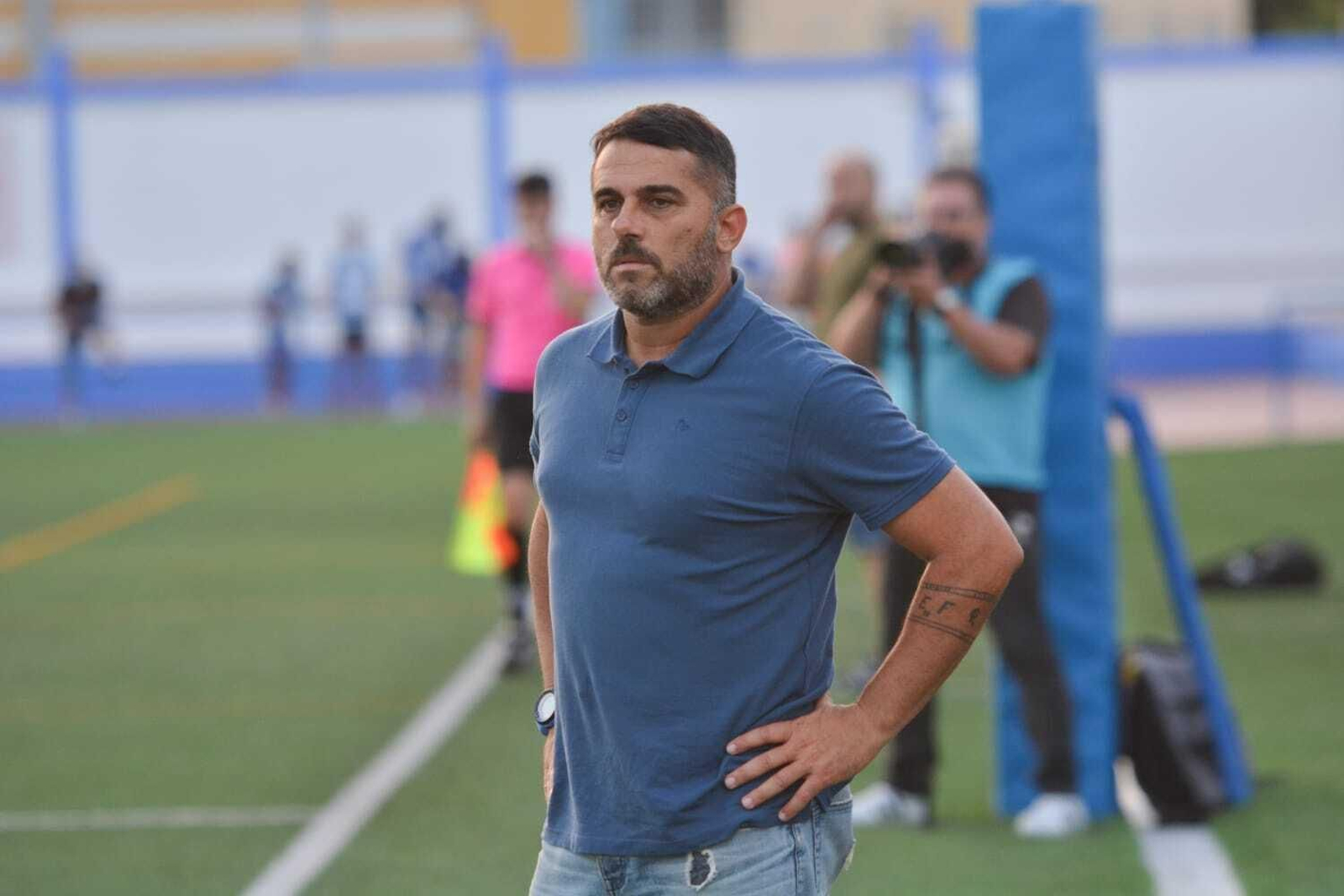 Fajardo, técnico del Xerez CD, muy serio en la banda del Fernández Marchán.