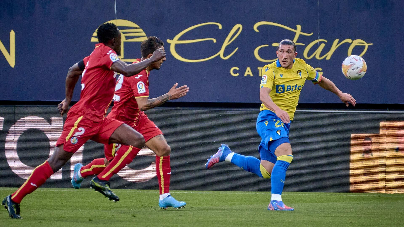Partido de fútbol entre el Cádiz CF y el Getafe CF.