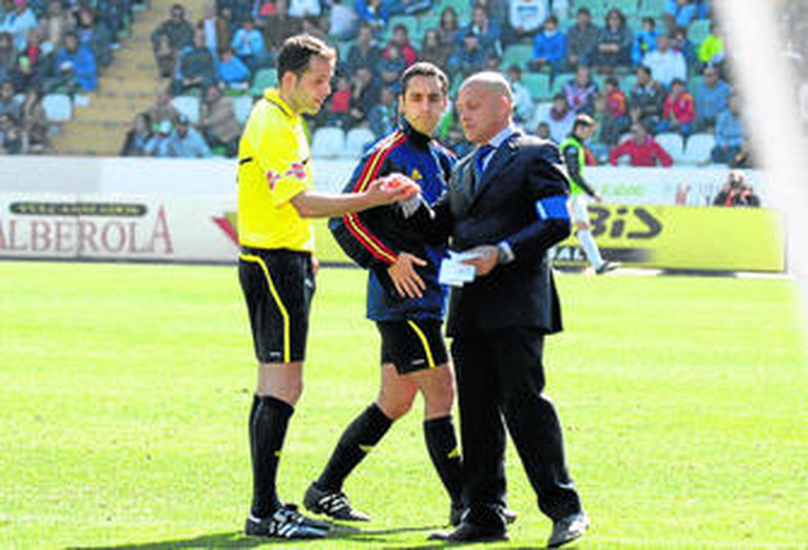 El colegiado Valdés Aller da dos naranjas al delegado de campo del Martínez Valero.