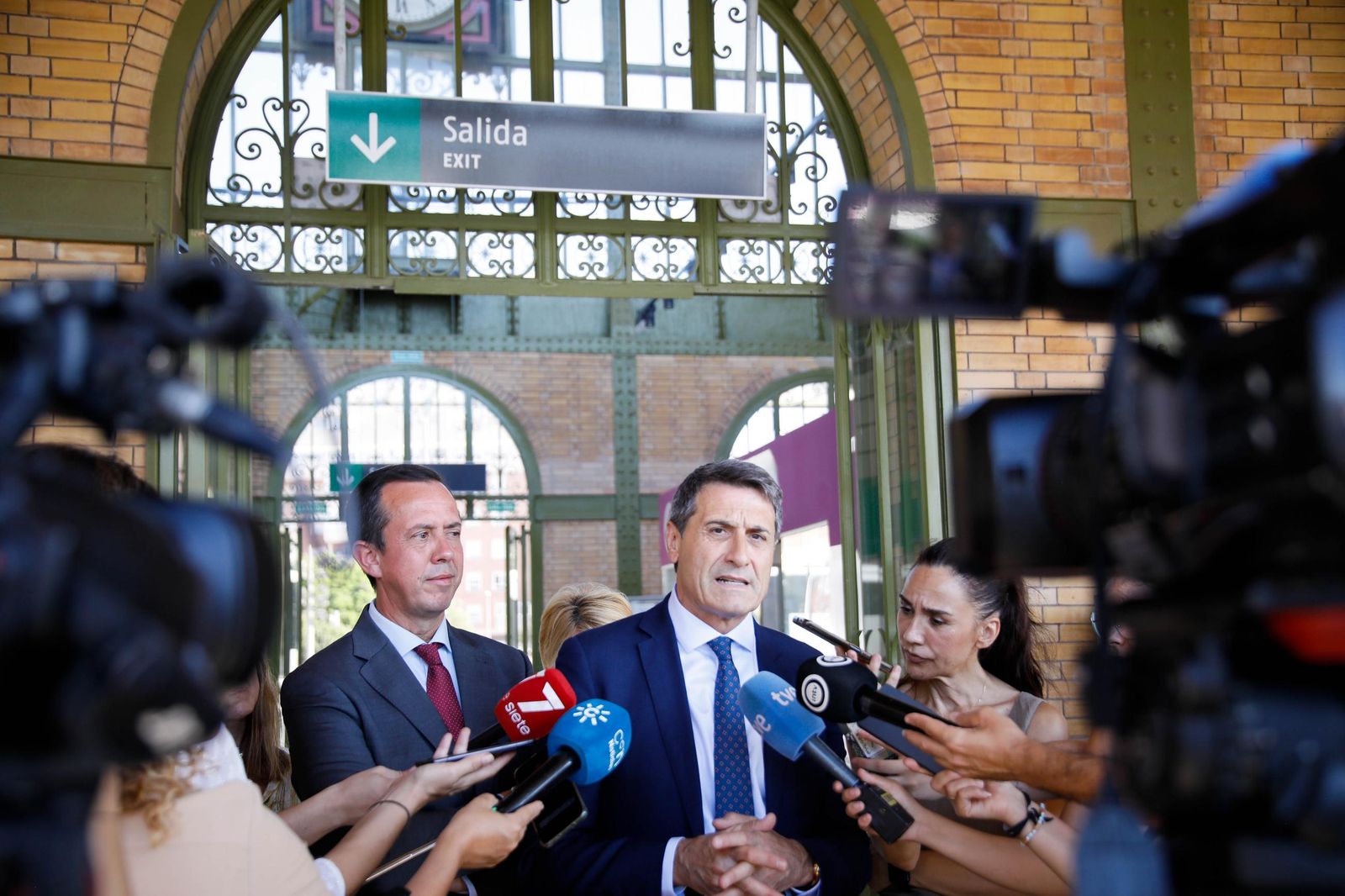 El delegado del Gobierno, Pedro Fernández, visita la estación histórica de Renfe en Almería, en imágenes