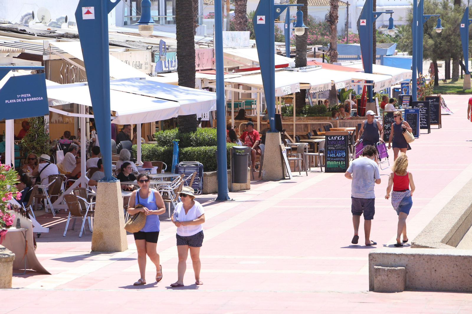 Imagen de locales de hostelería en la primera pista de La Barrosa.