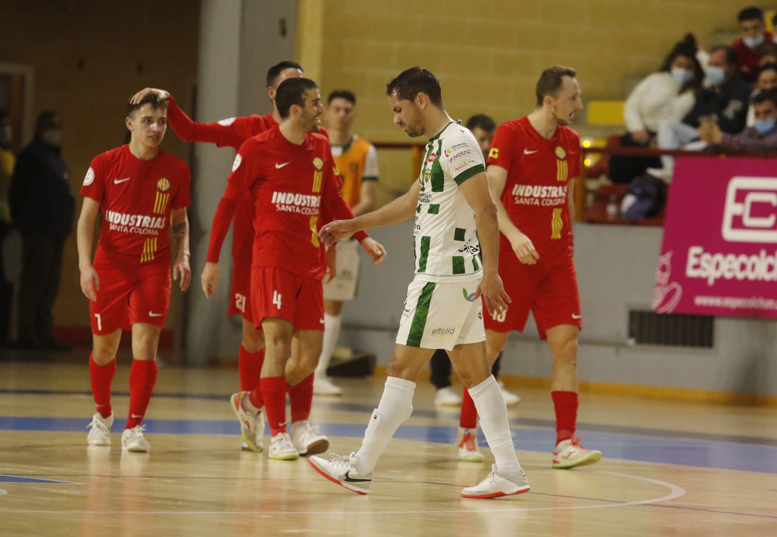 Caio se lamenta tras un gol del Santa Coloma.