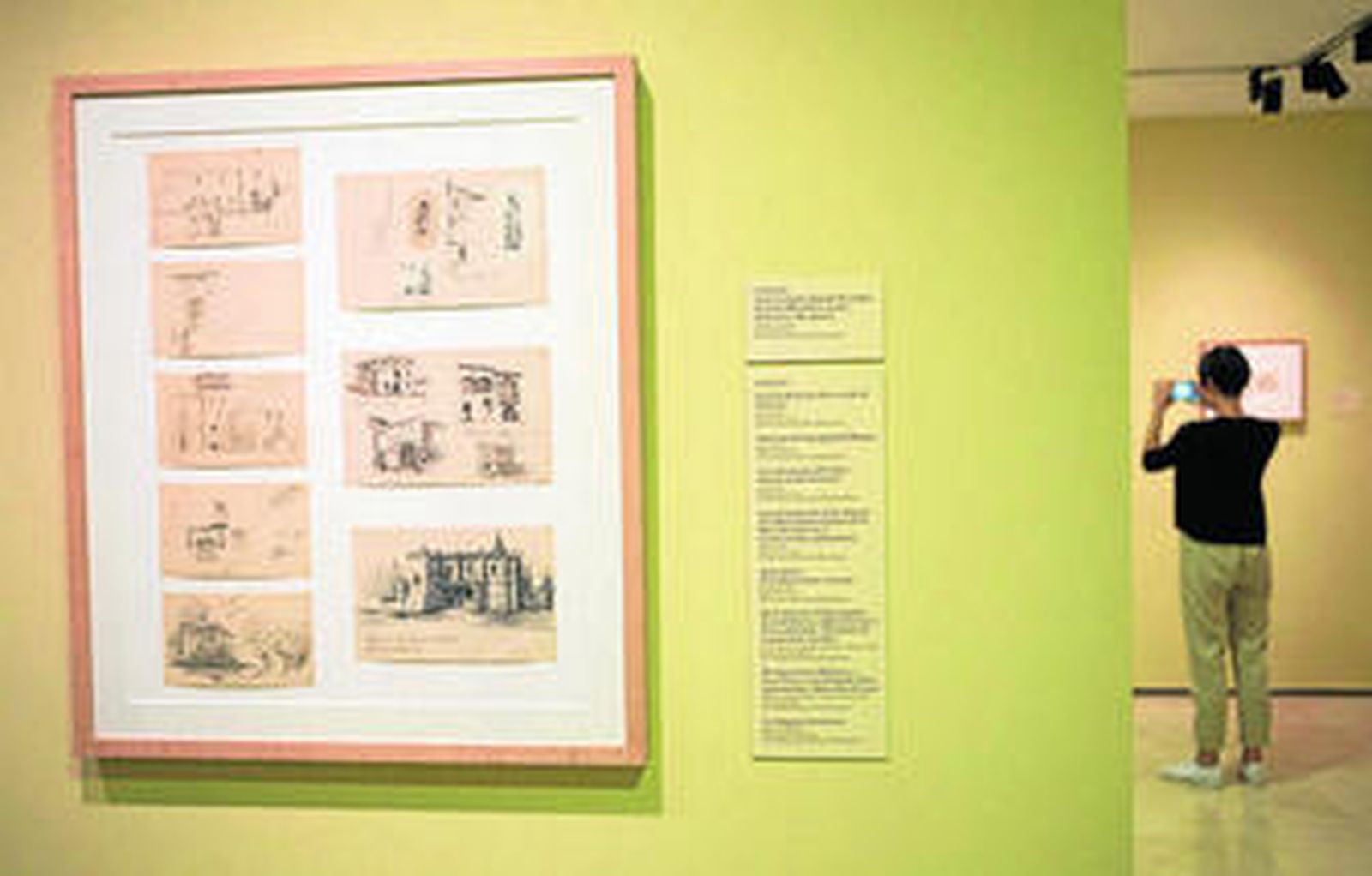 Un visitante, ayer, en la exposición.