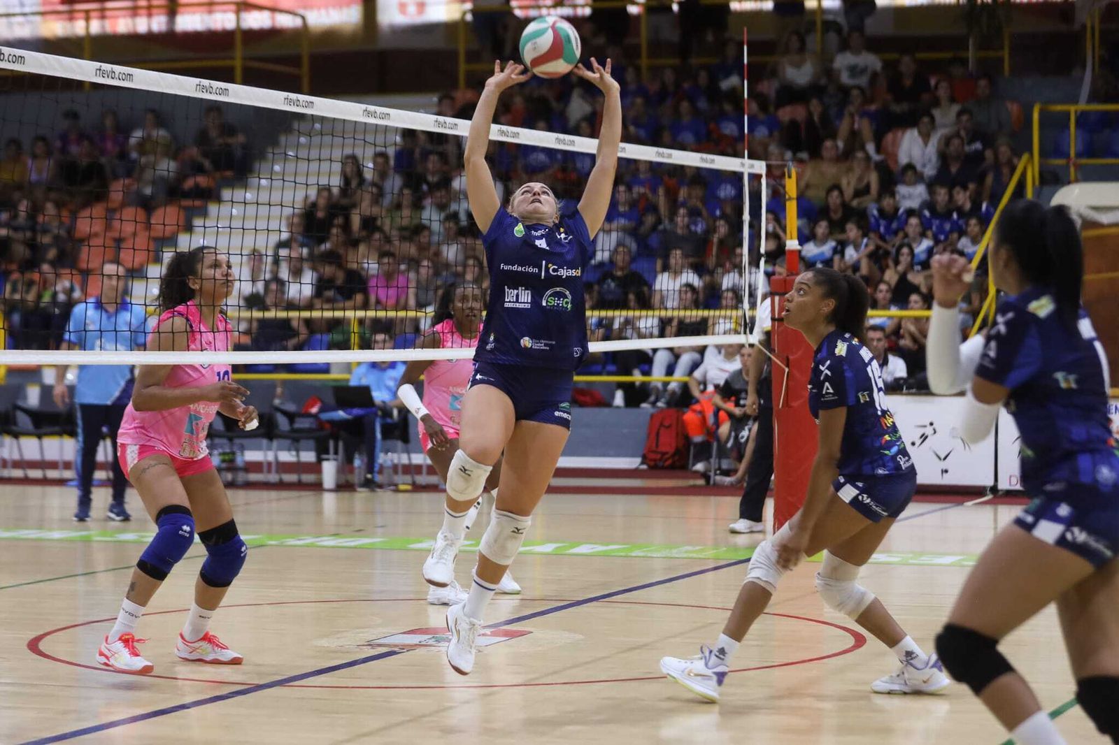 Marina Saucedo coloca una jugada de ataque el Cajasol Voley.