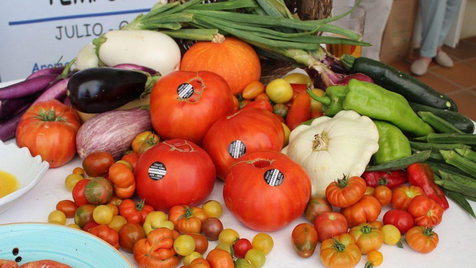 Comparativo con otras verduras del tamaño del Tomate Huevo de Toro. Comparativo con otras verduras del tamaño del Tomate Huevo de Toro.