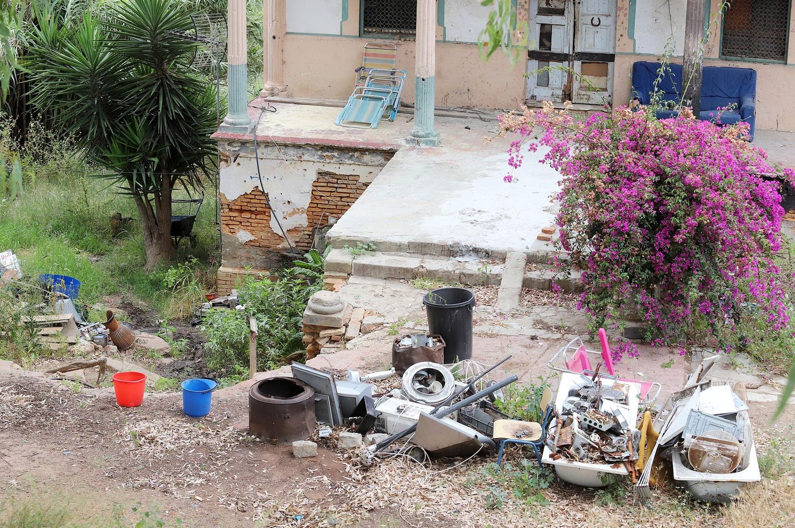 Imágenes del lamentable estado en el que se encuentra la casa  Villa Rosa en el conquero