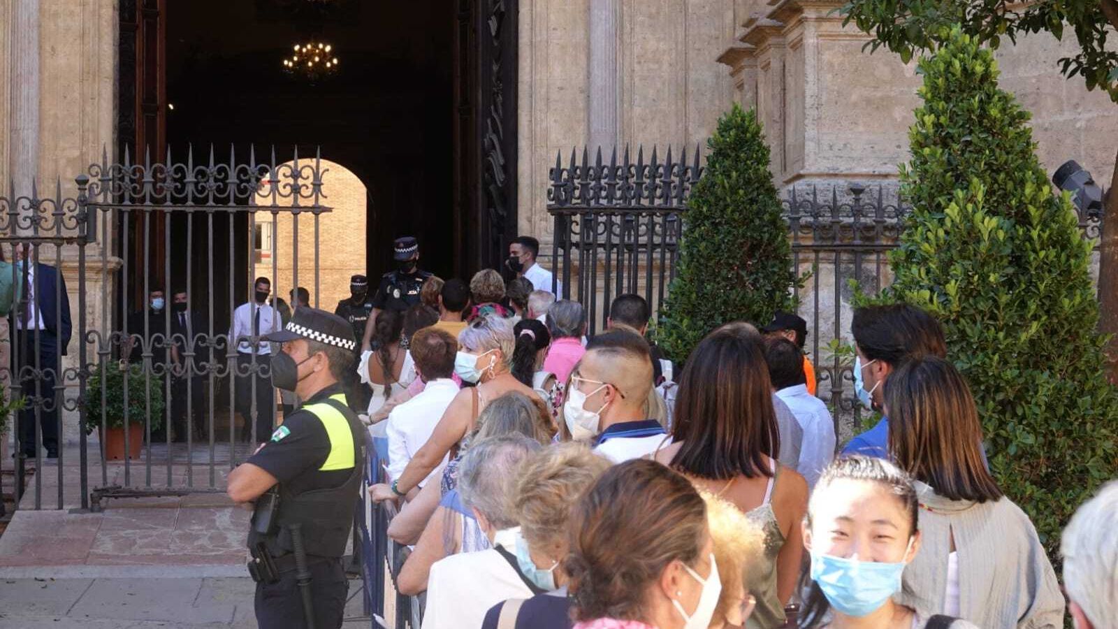 Colas de fieles esperan para venerar a Santa María de la Victoria.