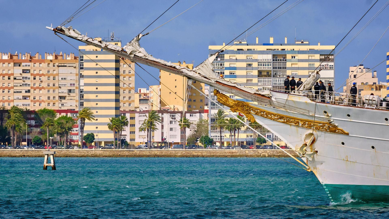El buque escuela 'Juan Sebastián de Elcano' en la Bahía deCádiz
