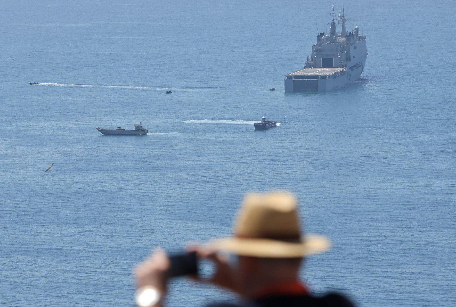 Los buques de la Armada 'Juan Carlos I' y 'Galicia' ya están en Málaga para el desembarco, en fotos