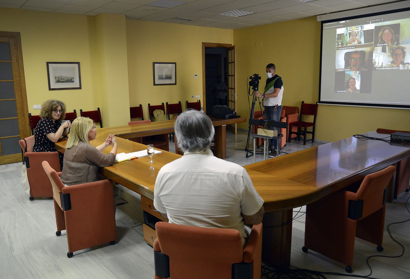 La alcaldesa y Francisco Camas, durante la celebración de la mesa debate