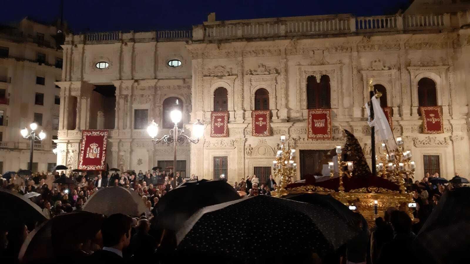 La Piedad del Baratillo, entre un mar de paraguas.