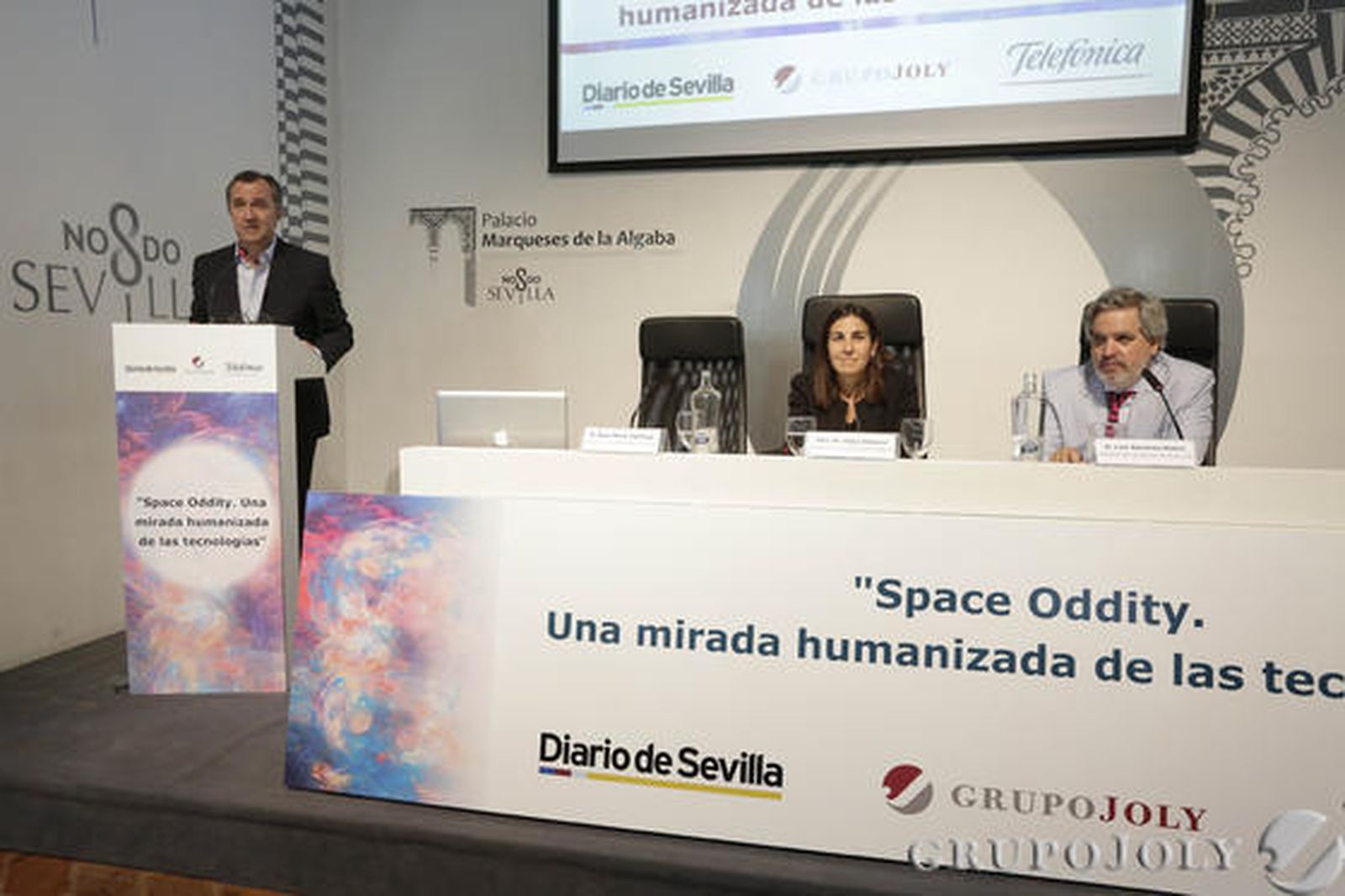 Paco Pérez Valencia, en un momento de su conferencia, junto con María Jesús Almazor, directora del Territorio Sur de Telefónica, y Luis Sánchez- Moliní, redactor jefe de Opinión de Grupo Joly. / Fotos: Juan Carlos Muñoz y Victoria Hidalgo