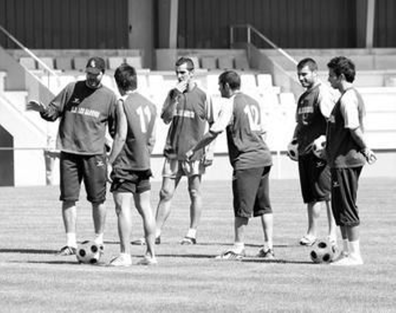 Jaime Molina (i.) charla con los jugadores en el entrenamiento de ayer.