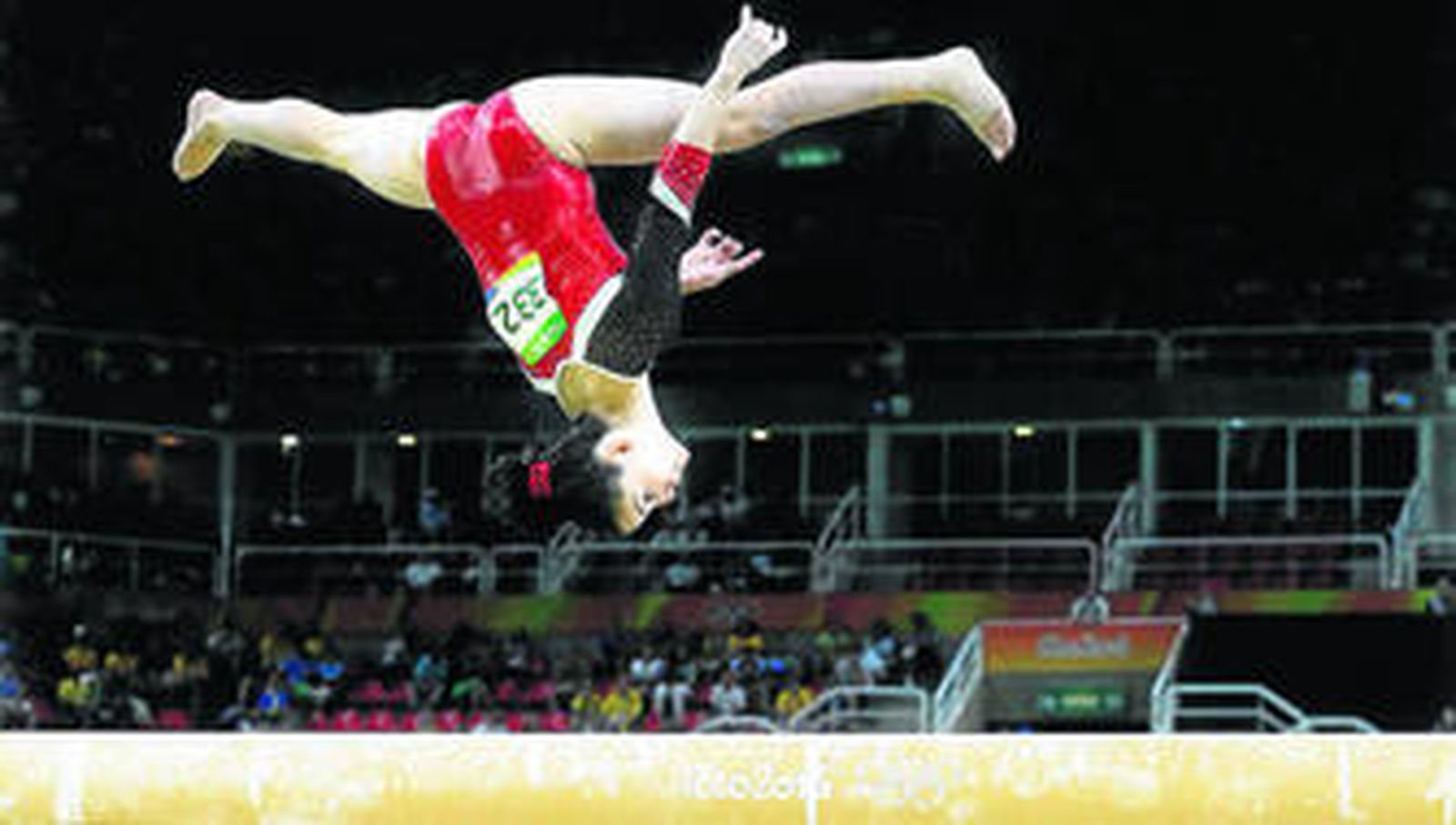 La sevilla Ana Pérez realiza un salto en la prueba de barra fija.