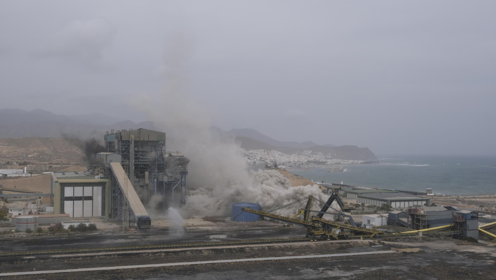 El derribo de la Torre Litoral de Endesa en Carboneras, en imágenes
