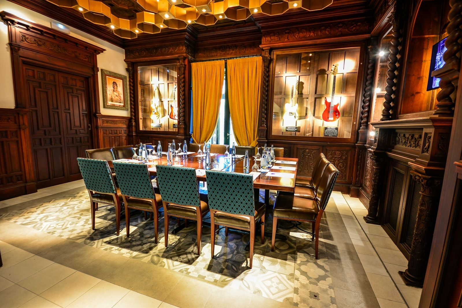 Hard Rock Cafe Sevilla celebrará Acción de Gracias con ANDEX.