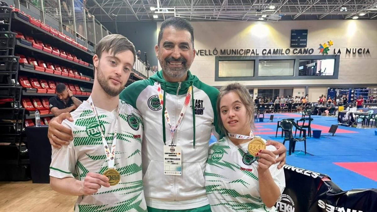 Antonio Romero, Jesús Bellido y Laura Molina con las medallas de oro.