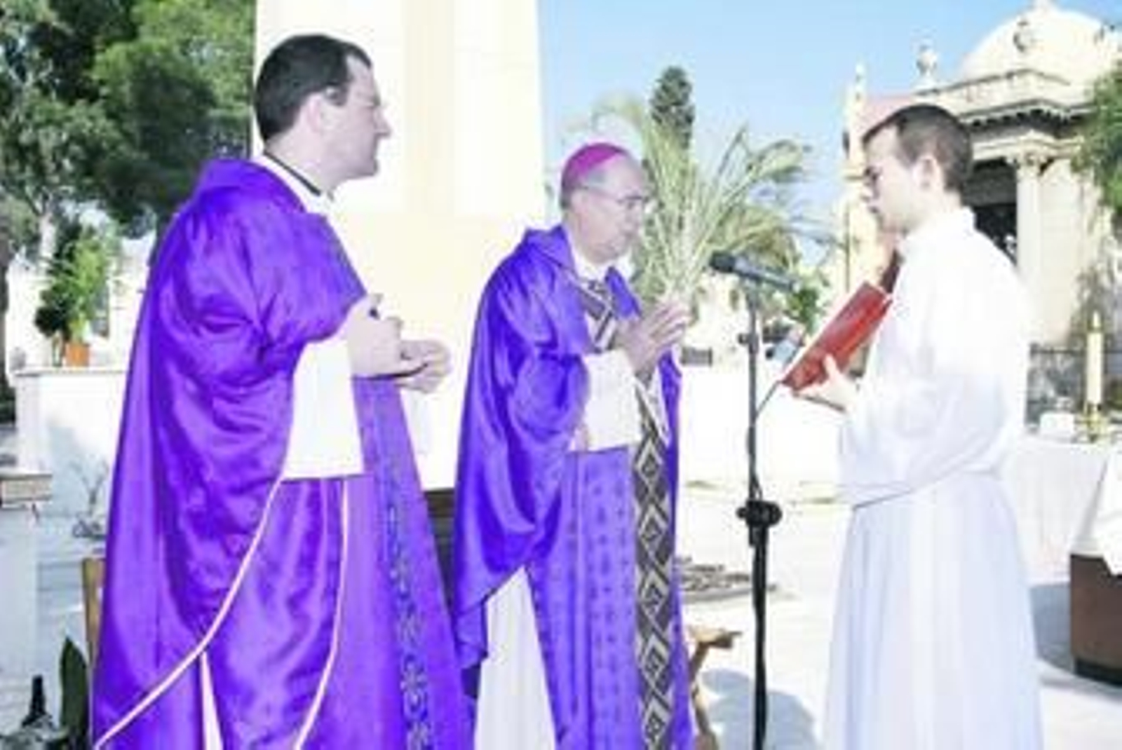 El obispo de Almería durante la celebración de misa en el camposanto.