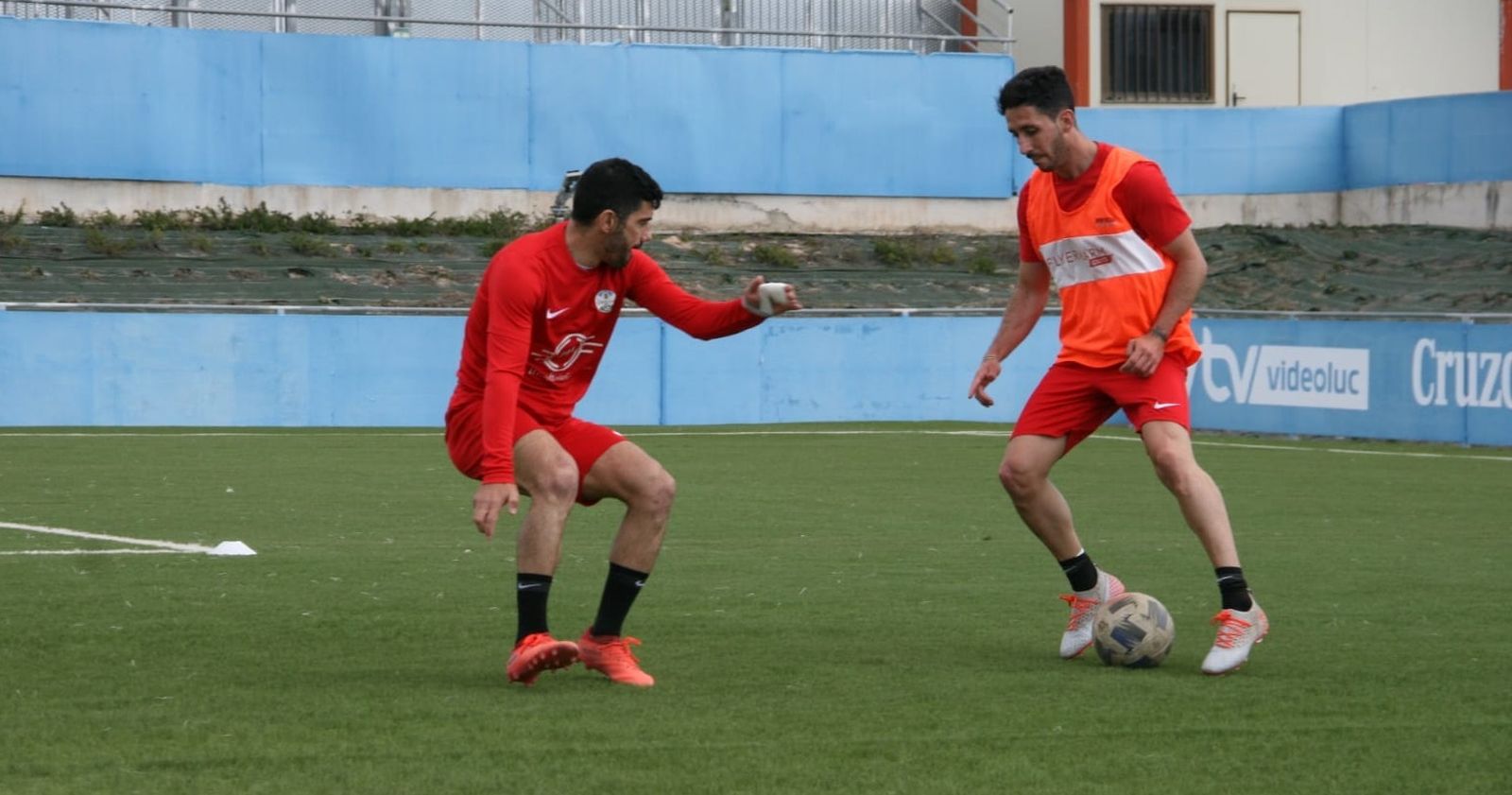 Toni Pérez es presionado por Guille Roldán durante un entrenamiento.