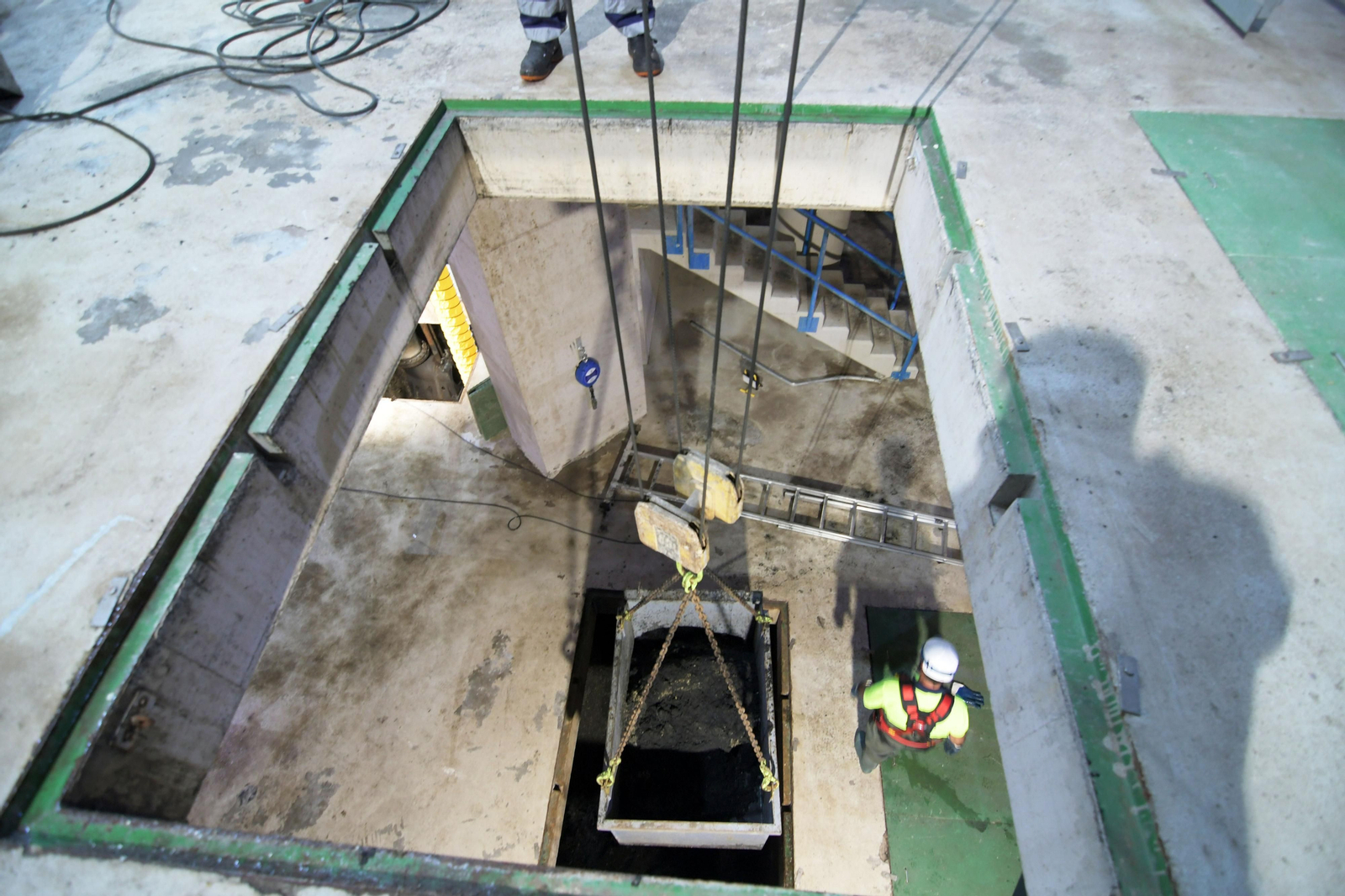 Operarios realizan las labores de limpieza en La Martona