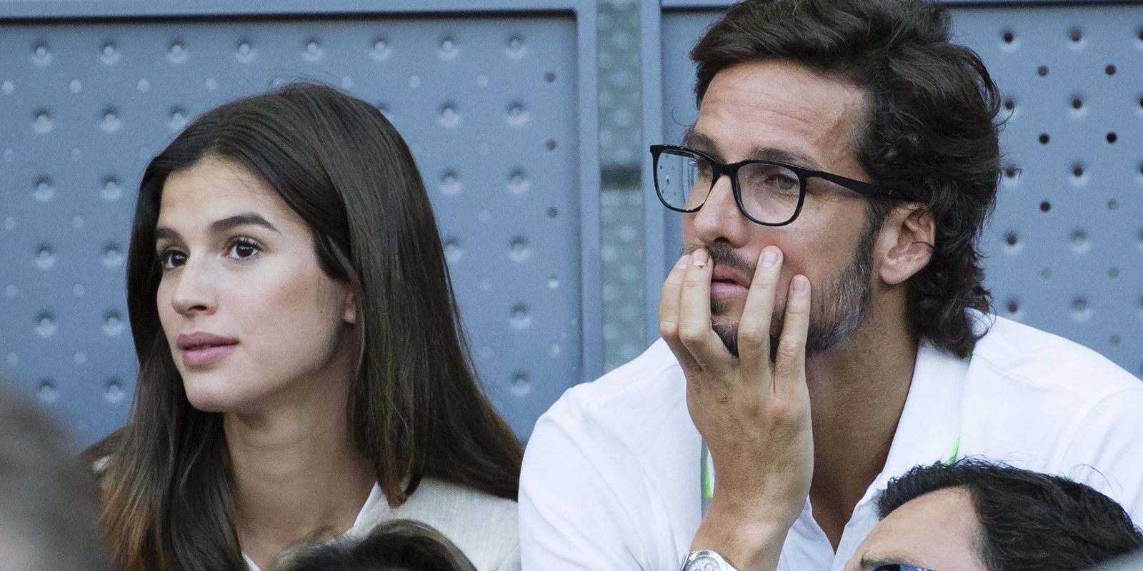 La pareja disfrutando de un partido de tenis