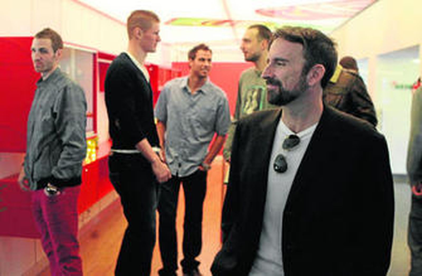 Joan Plaza sonríe durante la visita a la factoría de Heineken en Sevilla con Urtasun, Davis, English y Bogdanovic detrás.