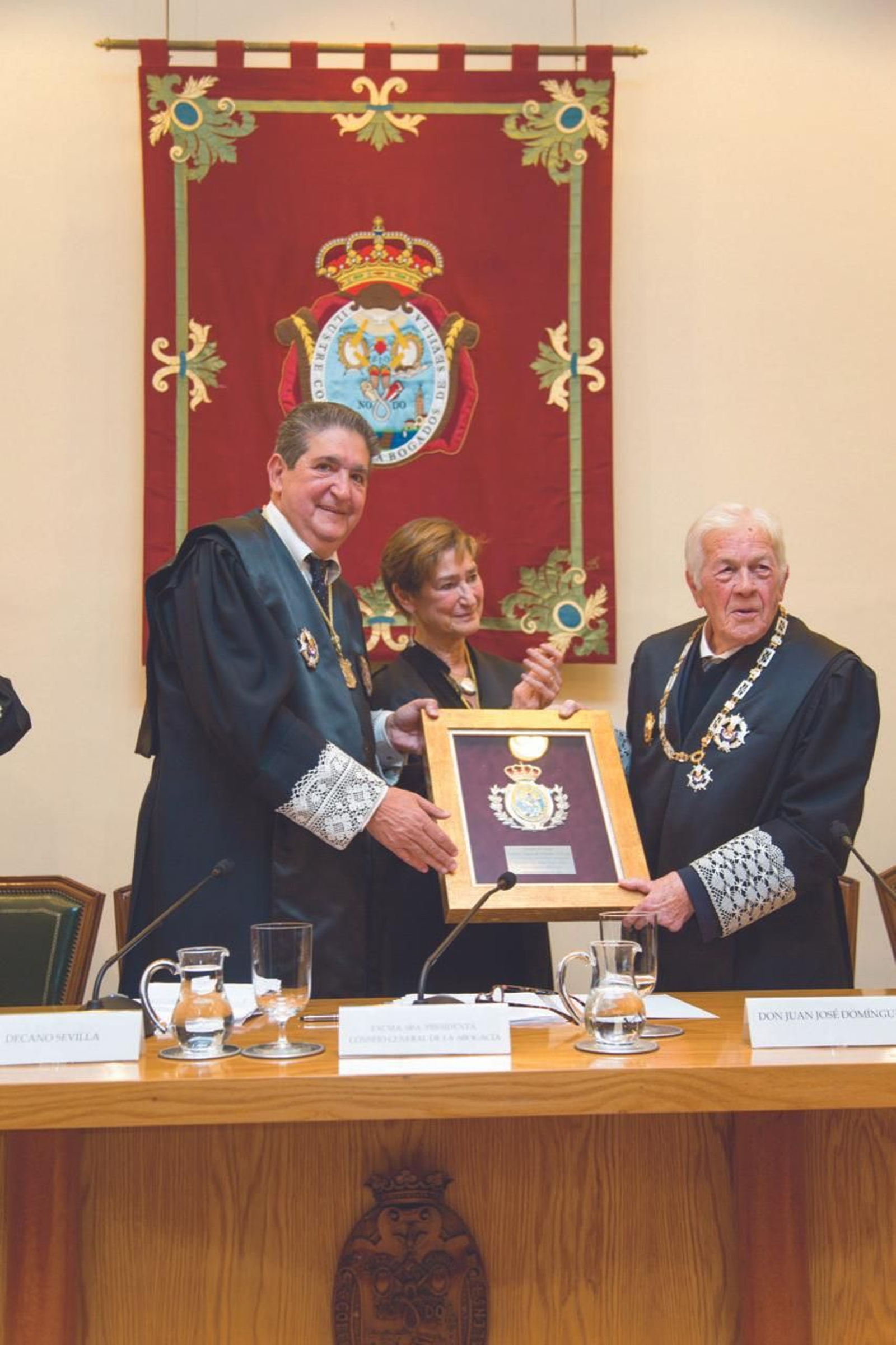 Juan José Domínguez recibiendo la Medalla de Honor del Colegio de Abogados de Sevilla, que en enero de 2019 le entregó el entonces decano José Joaquín Gallardo en presencia de la Presidenta de la Abogacía Española Victoria Ortega.