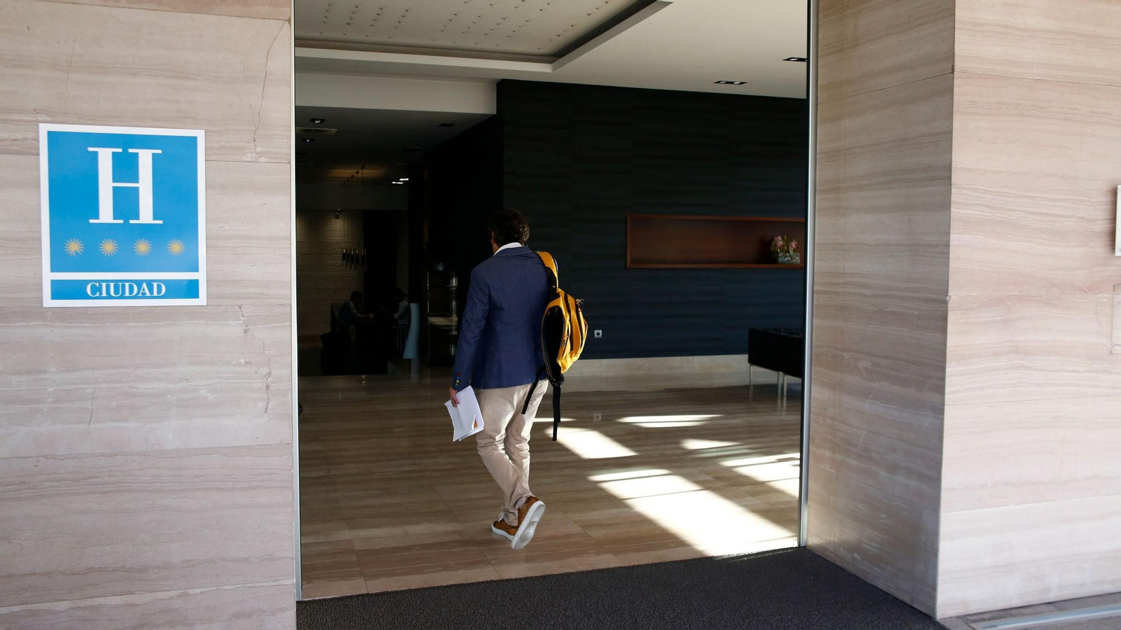 Un turista entra en un hotel en Granada | Imagen de archivo