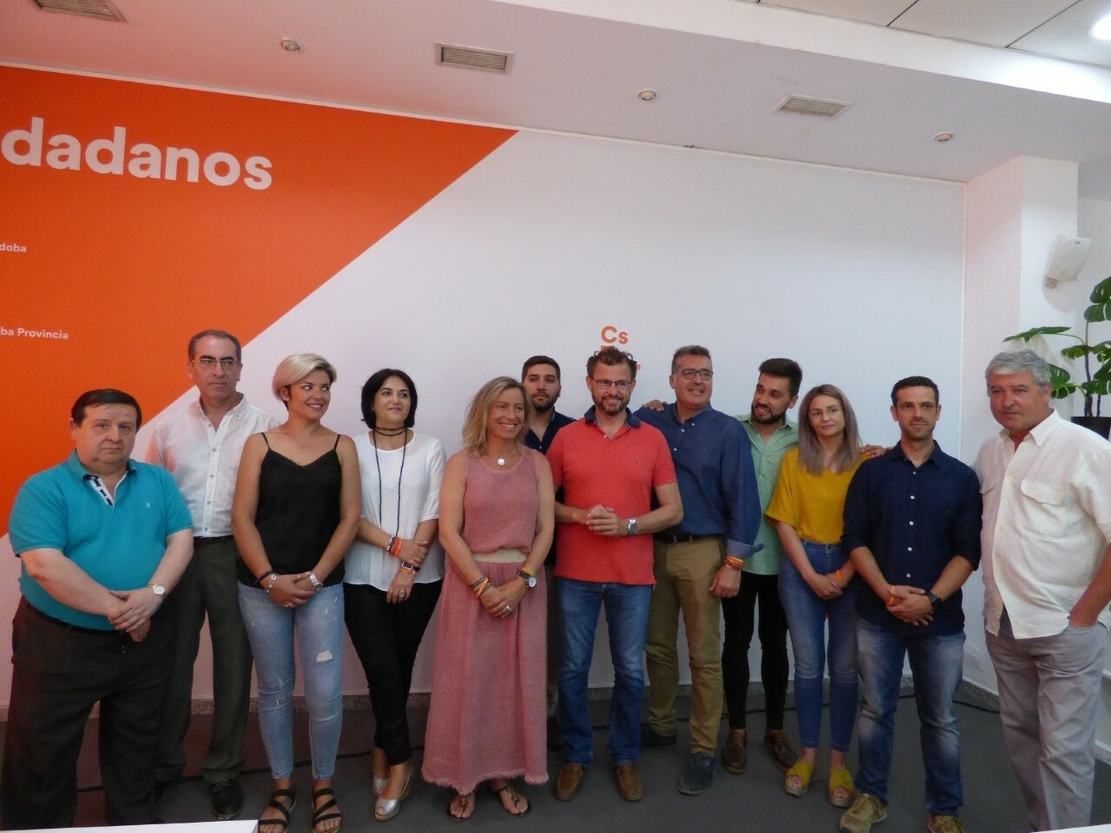 Isabel Albás, en el centro, con parte de los ediles de Cs en la provincia