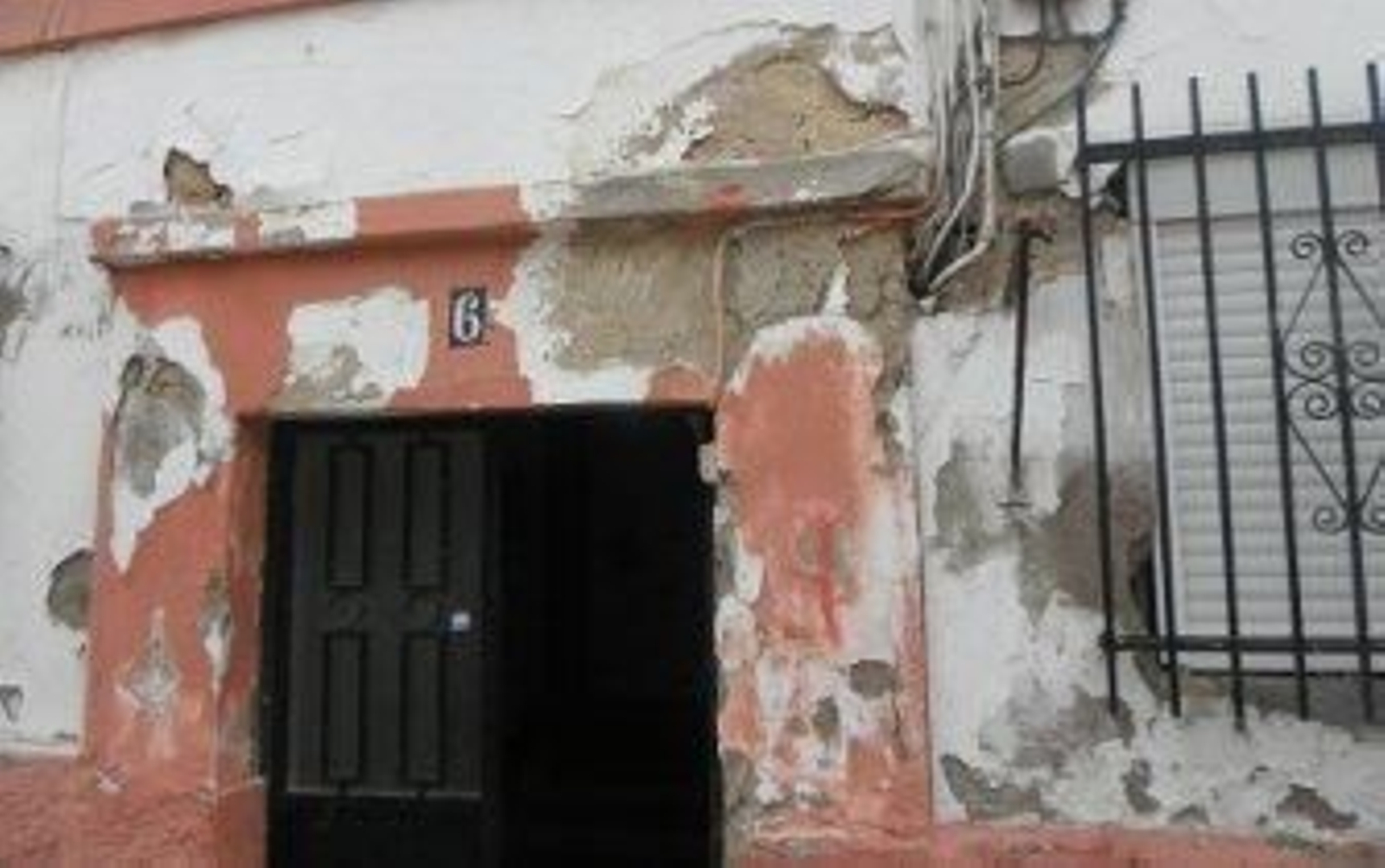 "Los vecinos continuamos con el calvario en la calle La Amargura