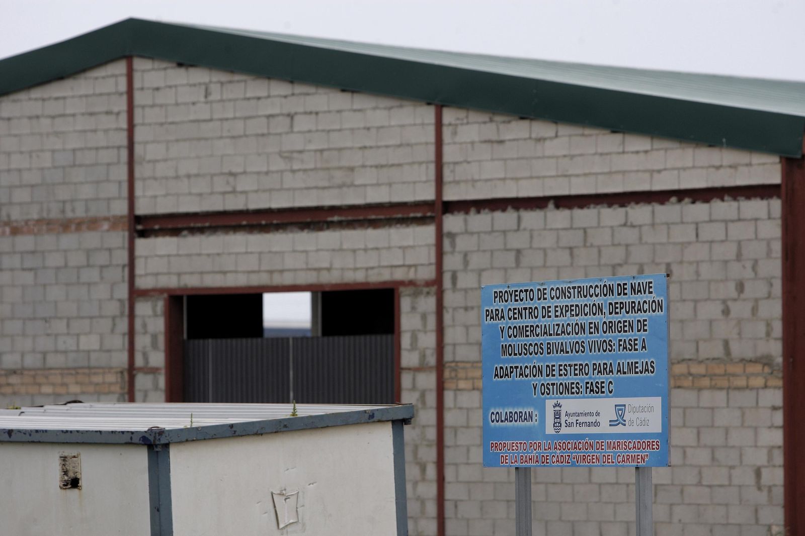 Nave a medio construir levantada por la asociación de mariscadores en las proximidades de Puente de Hierro.
