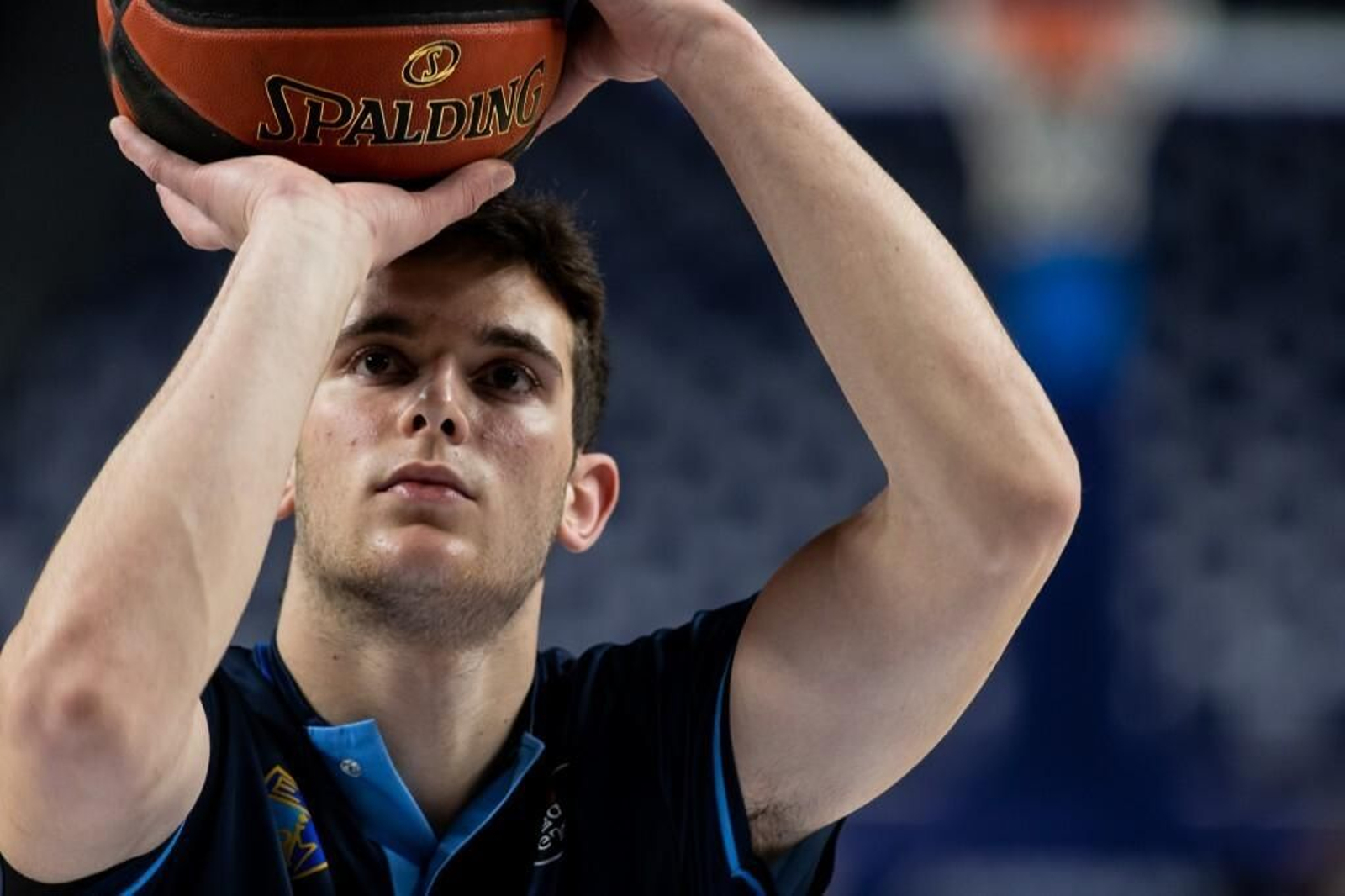 Rubén Domínguez lanza a canasta en un calentamiento de esta temporada.