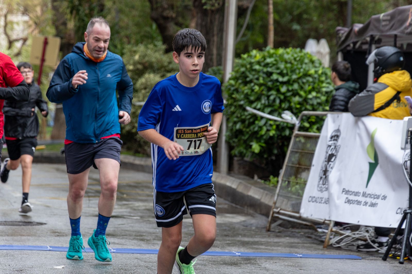 En imágenes: la lluvia no frena a más de un millar de corredores en la V Carrera Popular del IES San Juan Bosco (1)