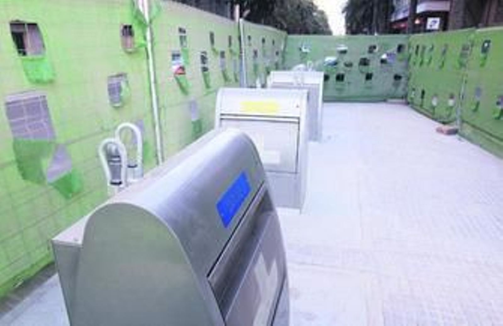 Nuevos contenedores soterrados en la Alameda de Colón de la capital.