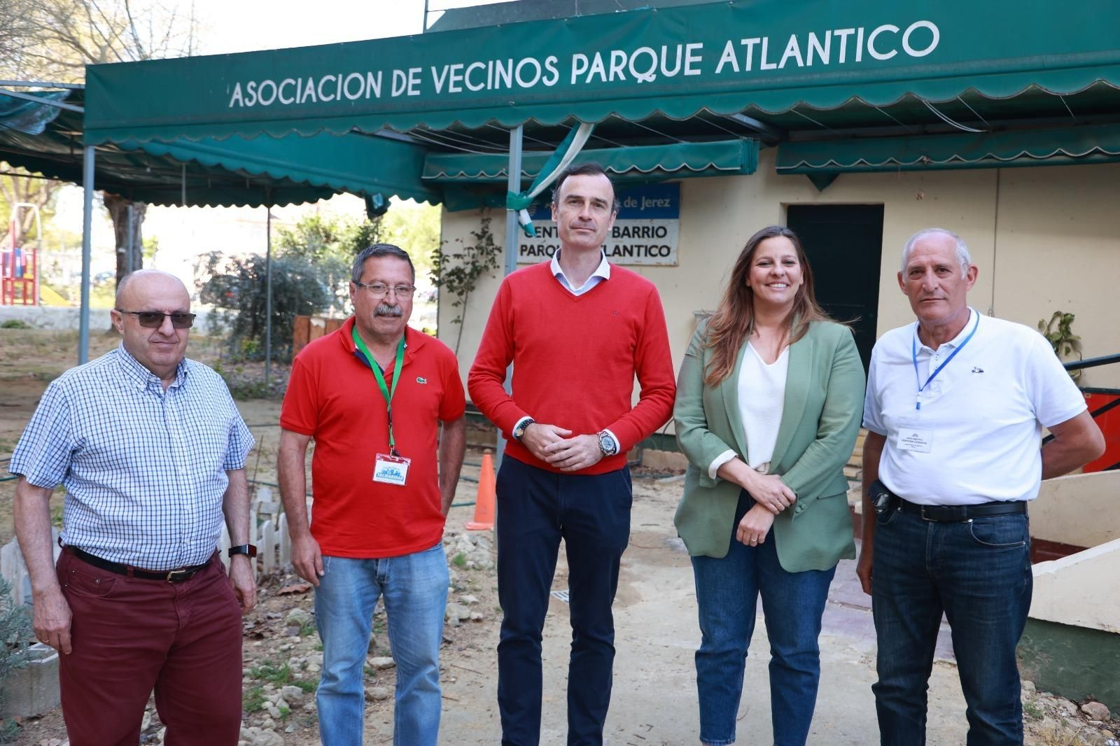 Representantes de Ciudadanos Jerez, junto a vecinos en el Parque Atlántico.