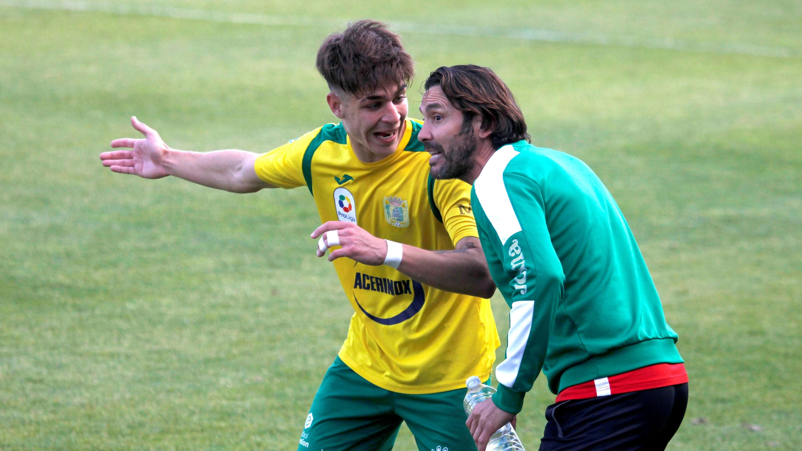Keko Rosano conversa con Yeray en el partido ante el Pozoblanco.