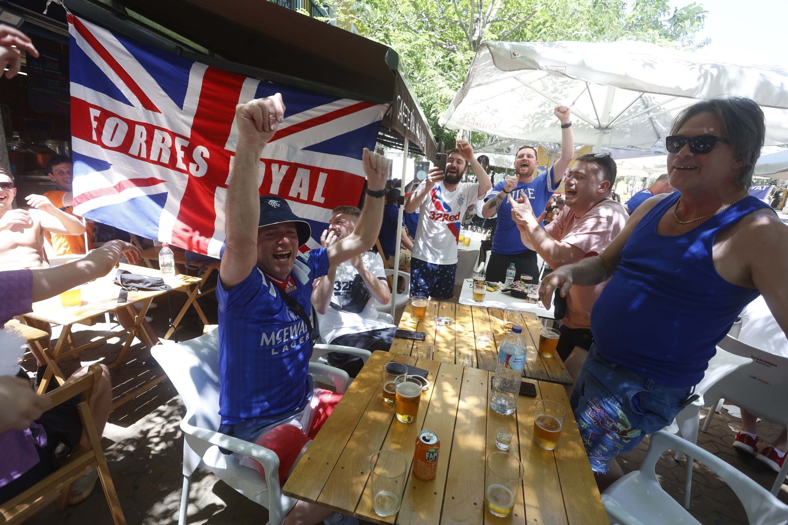 Aficionados escoceses disfrutan del sol y la cerveza de Sevilla